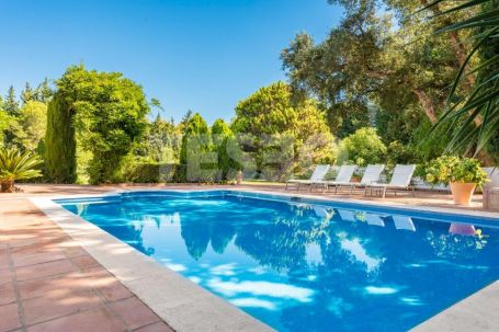 Majestic villa for Sale with private pool and magnificent gardens in Sotogrande Alto