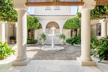 Majestic villa for Sale with private pool and magnificent gardens in Sotogrande Alto