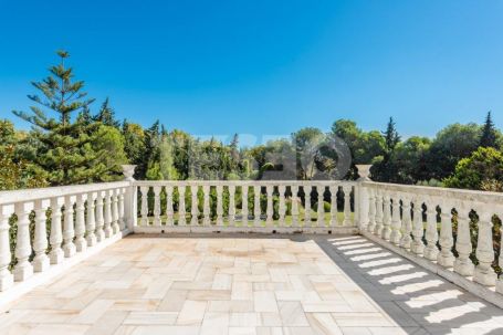 Majestic villa for Sale with private pool and magnificent gardens in Sotogrande Alto