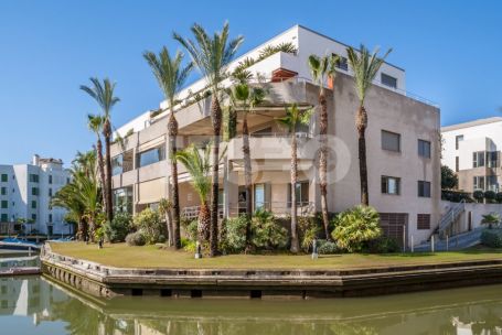 Apartment in Isla Pez Barbero with great views to the Marina de Sotogrande