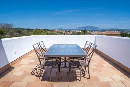 Wonderful three-storey villa situated in a quiet area of Sotogrande Costa
