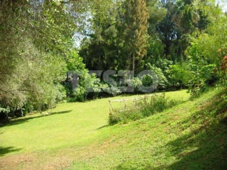 Großes Grundstück zu verkaufen in Paseo del Parque, Bereich Reyes y Reinas, Sotogrande Costa