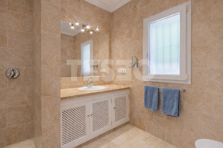 Villa à louer en Reyes y Reinas, Sotogrande Costa