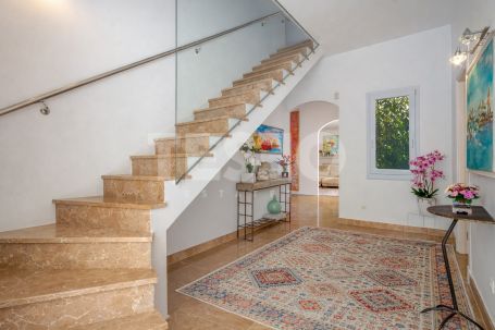 Villa à louer en Reyes y Reinas, Sotogrande Costa