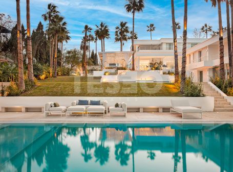 Spectacular villa overlooking the 12th hole of the Real Club de Golf de Sotogrande, on the best road in the exclusive Kings and Queens area