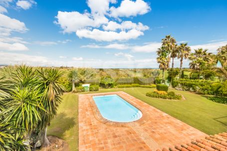 Villa in Sotogrande Costa, steps away from the Beach and with spectacular Sea Views
