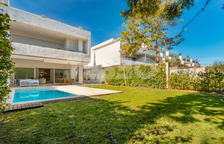 LARGE SEMIDETACHED VILLA IN POLO GARDENS BUILT TO THE HIGHEST STANDARDS