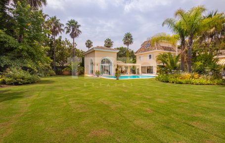 Renovated and spacious south-facing villa in the area of the Kings and Queens close to the beach clubs and the Real Club de Golf.