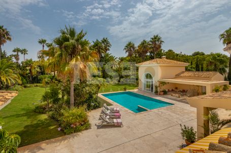 Renovated and spacious south-facing villa in the area of the Kings and Queens close to the beach clubs and the Real Club de Golf.