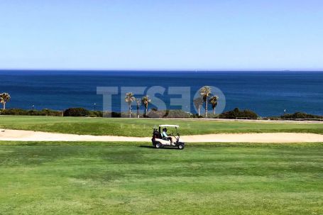 Penthouse with sea and golf views in Alcaidesa