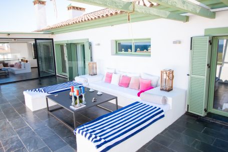 Amazing penthouse with sea and golf views in Alcaidesa