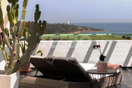 Amazing penthouse with sea views in Alcaidesa