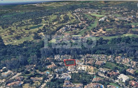 1,240 m² south-facing plot with panoramic views in Zona F, Sotogrande Alto.