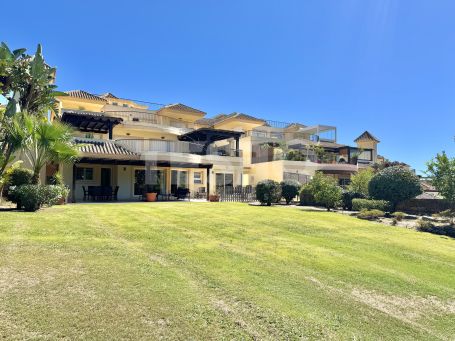 Gran bajo con jardín en San Roque Club
