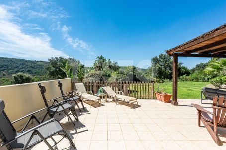 Grand rez-de-chaussée avec jardin au San Roque Club