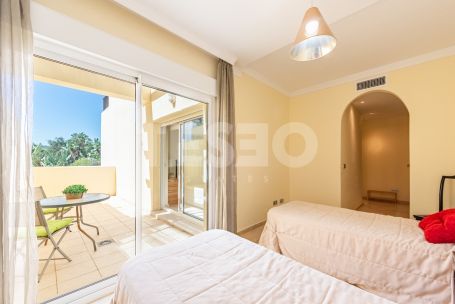 Grand rez-de-chaussée avec jardin au San Roque Club