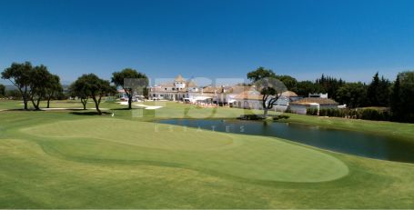 Grand rez-de-chaussée avec jardin au San Roque Club