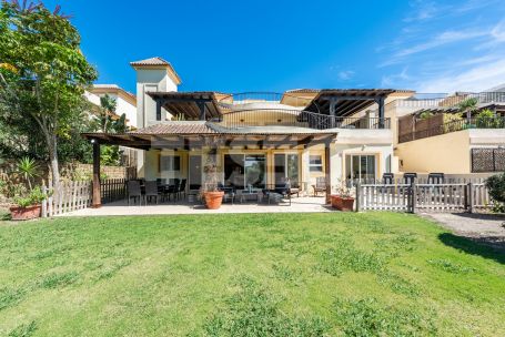 Grand rez-de-chaussée avec jardin au San Roque Club