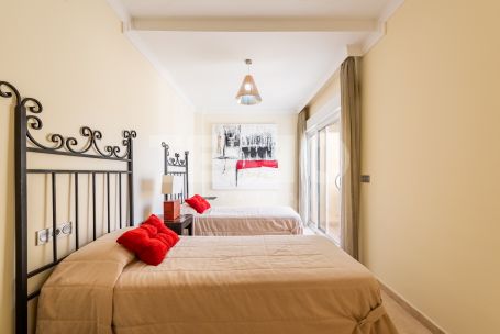 Grand rez-de-chaussée avec jardin au San Roque Club