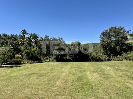 Gran bajo con jardín en San Roque Club