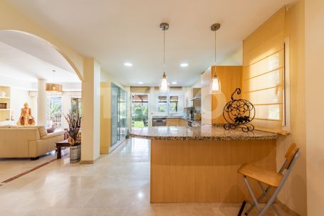 Grand rez-de-chaussée avec jardin au San Roque Club
