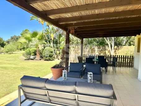 Gran bajo con jardín en San Roque Club