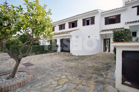 Beautiful townhouse in the complex of Las Lomas
