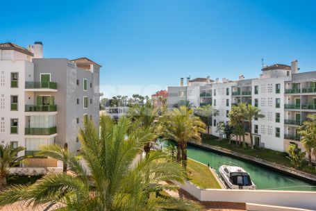Nice 3rd floor southeast facing 2 bedroom apartment in Jungla del Loro, with views to the Marina and walking distance to the Beach, Tennis and Yacht Clubs.