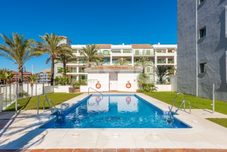 Nice 3rd floor southeast facing 2 bedroom apartment in Jungla del Loro, with views to the Marina and walking distance to the Beach, Tennis and Yacht Clubs.