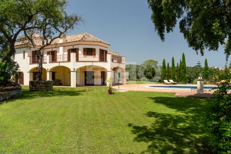 Preciosa Villa orientada al sur en venta o alquiler en la zona C de Sotogrande Alto.