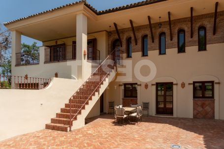 Preciosa Villa orientada al sur en venta o alquiler en la zona C de Sotogrande Alto.