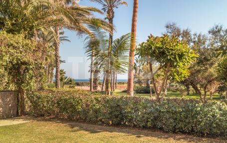 SOUTH-FACING GROUND FLOOR APARTMENT 50 METERS AWAY FROM THE BEACH AND WITH VIEWS OF THE MEDITERRANEAN SEA