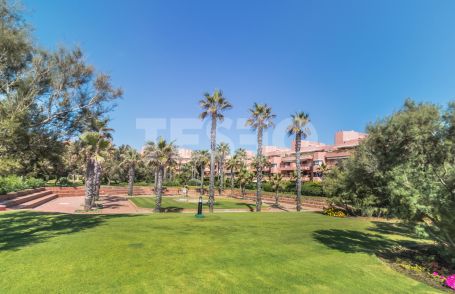 SOUTH-FACING GROUND FLOOR APARTMENT 50 METERS AWAY FROM THE BEACH AND WITH VIEWS OF THE MEDITERRANEAN SEA
