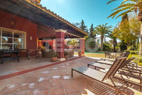 Encantadora villa de estilo andaluz en excelentes condiciones ubicada en una zona tranquila de Sotogrande Costa