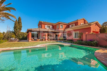 Encantadora villa de estilo andaluz en excelentes condiciones ubicada en una zona tranquila de Sotogrande Costa