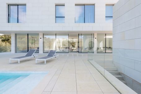 Fabulous Contemporary Style villa next to Valderrama Golf Course and facing a green protected zone.