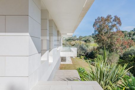 Bonita villa de estilo Contemporáneo junto al Real Club de Golf de Valderrama y frente a zona verde protegida