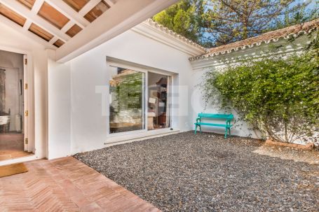 Bonita Villa de Estilo Andaluz con amplio jardin y dando a una tranquila zona verde