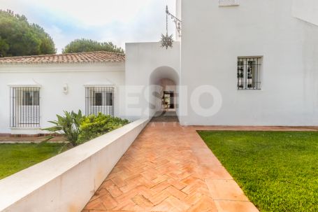 Bonita Villa de Estilo Andaluz con amplio jardin y dando a una tranquila zona verde