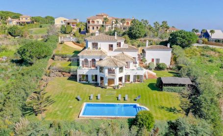 PIEDRA ORIGINAL: A stunning villa with majestic views over Almenara golf course to the sea and the mountains.