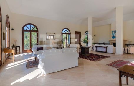 PIEDRA ORIGINAL: A stunning villa with majestic views over Almenara golf course to the sea and the mountains.