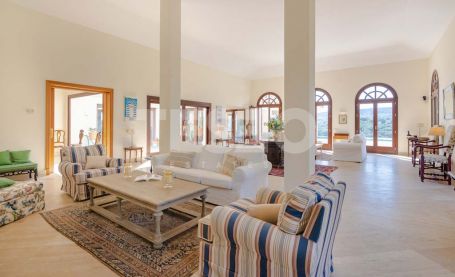PIEDRA ORIGINAL: A stunning villa with majestic views over Almenara golf course to the sea and the mountains.