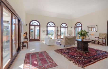 PIEDRA ORIGINAL: A stunning villa with majestic views over Almenara golf course to the sea and the mountains.