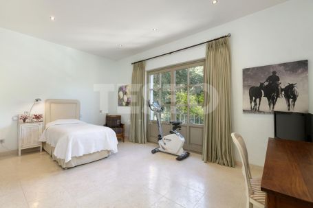 Luxurious contemporary private family villa in quiet and private location in the C zone of Sotogrande Alto