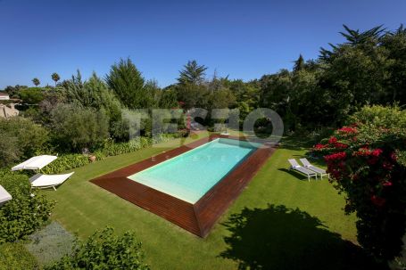 Luxurious contemporary private family villa in quiet and private location in the C zone of Sotogrande Alto
