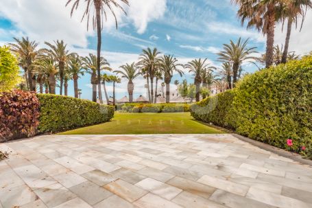 Bajo en venta con jardín orientado al sur y con espectaculares vistas sobre el mar y club de playa el Octógono