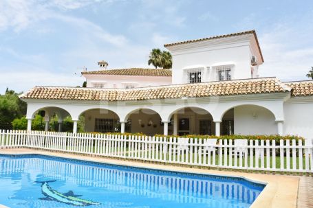 Villa à louer en Reyes y Reinas, Sotogrande Costa