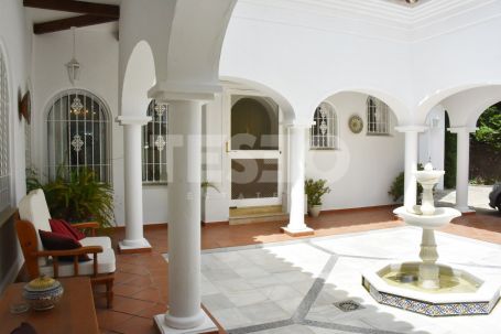 Amplia Villa muy cerca de la Playa en Reyes y Reinas, Sotogrande