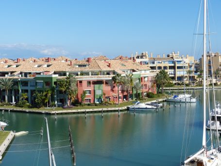 Beautiful duplex apartment with marina views and a private terrace in Sotogrande Marina for rent