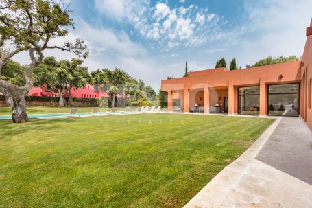 Fantastic Cubist Style Villa in one of the best plots of Sotogrande Costa. Sole Agent